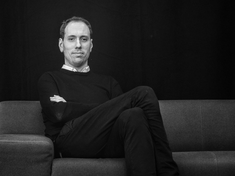 Dirigent und Sänger Lionel Meunier auf einem Sofa