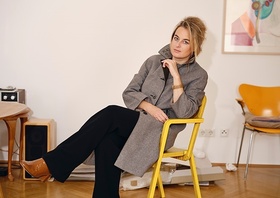 Autorin Teresa Präauer sitzt auf einem Stuhl