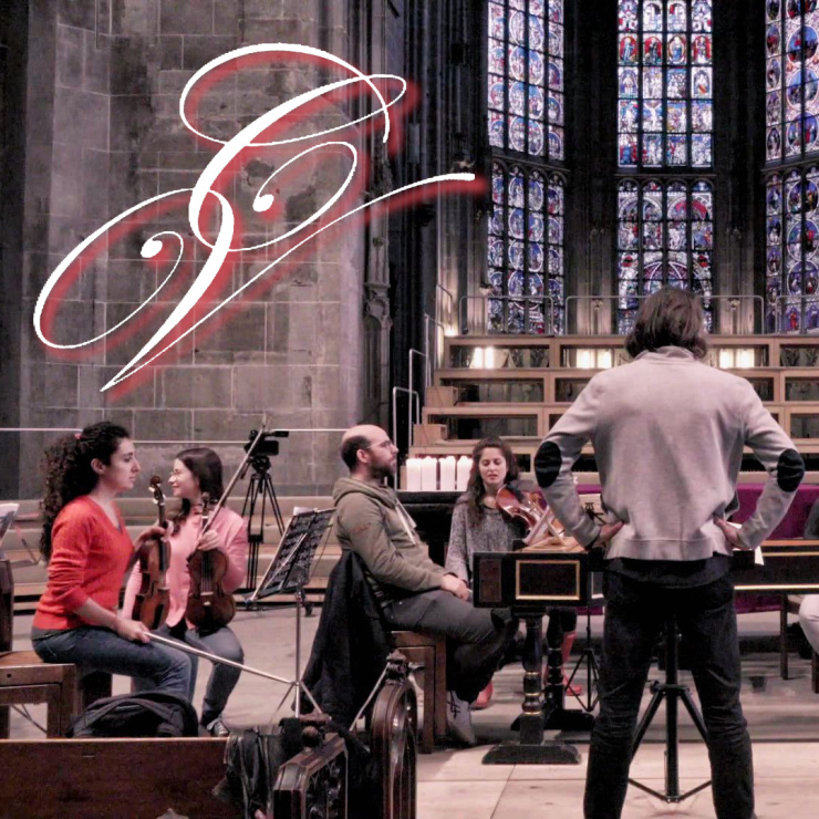 Kleines Streicherensemble und Cembalist mit Dirigent am Proben in einer Kirche, links oben Initialen CV