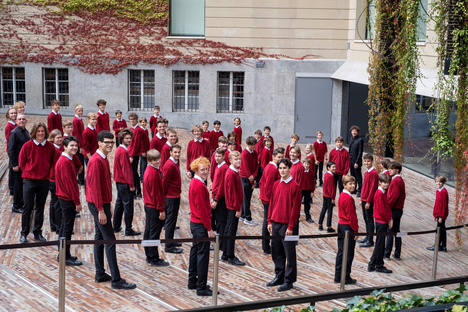 Knabenkantorei Basel in roten Pullovern und schwarzen Hosen