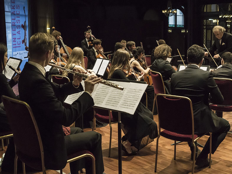 Sicht von hinten auf ein kleines spielendes Orchester