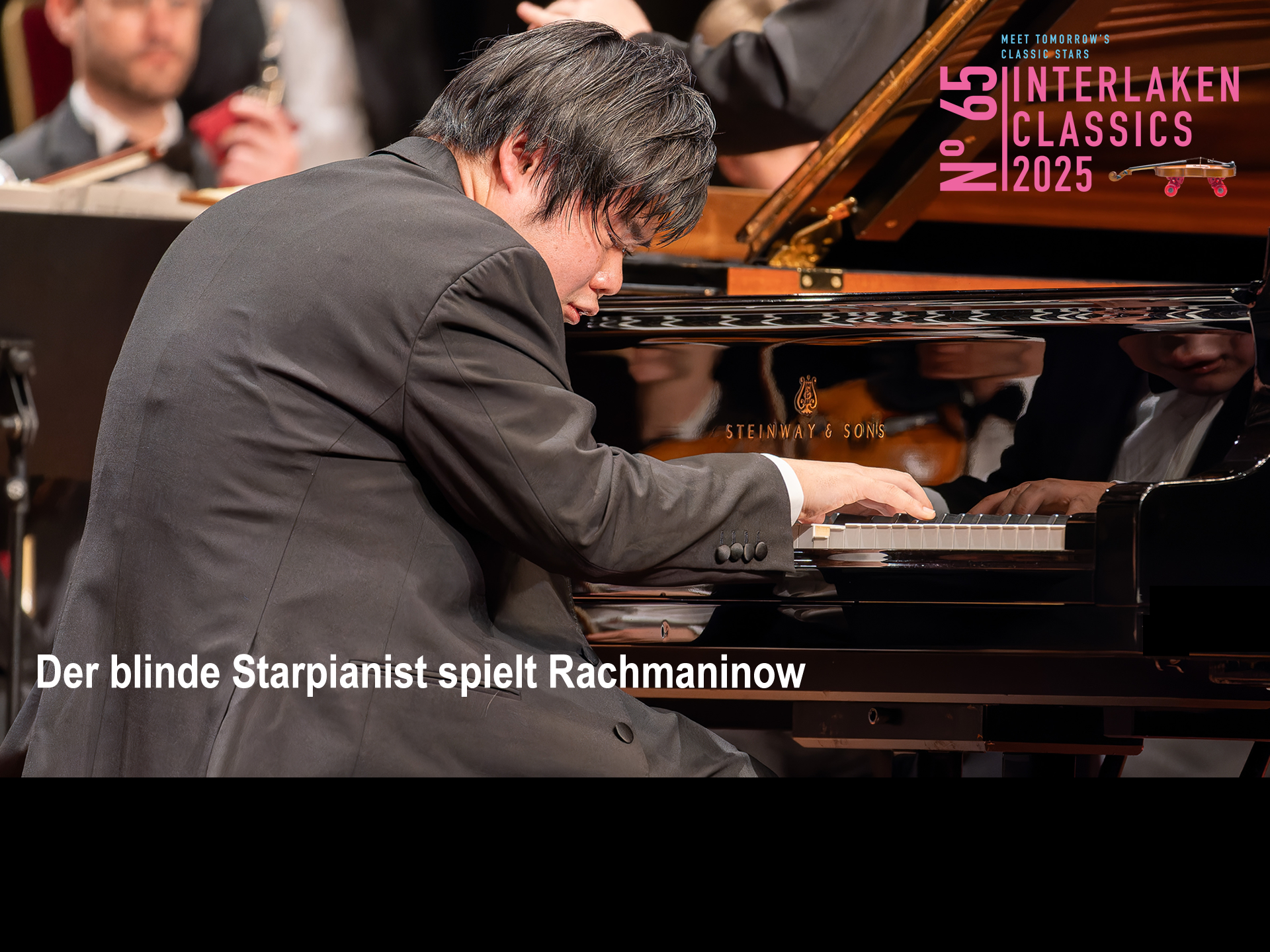 Sicht auf spielenden Pianisten von schräg hinten; Text: Der blinde Starpianist spielt Rachmaninow; Interlaken Classics