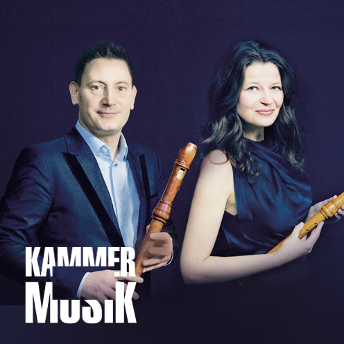 Maurice Steger und Dorothee Oberlinger, beide in Konzertkleidung und mit Blockflöte