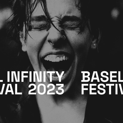 Glückliche, lachende Person mit zugekneiften Augen, davor Schriftzug Basel Infinity Festival 2023