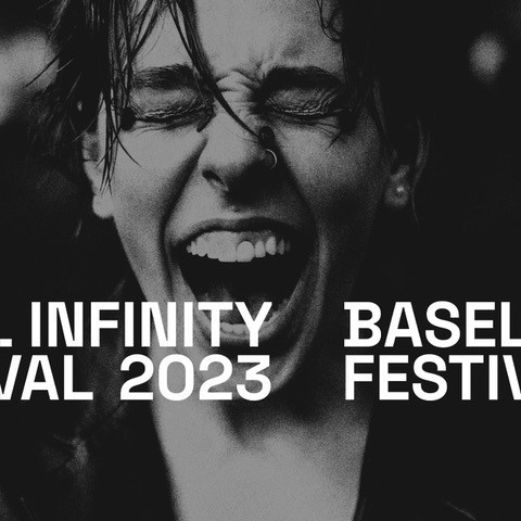 Glückliche, lachende Person mit zugekneiften Augen, davor Schriftzug Basel Infinity Festival 2023