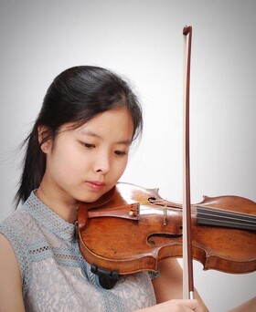 Geigerin Hana Chang mit Instrument