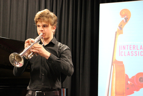 Junger spielender Trompeter