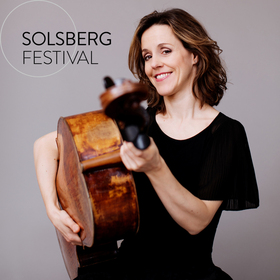 Cellistin Sol Gabetta, links oben Logo Solsberg Festival