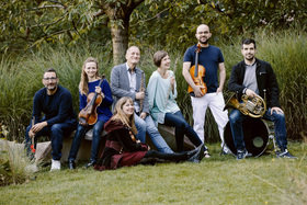 Siebenköpfige Camerata variabile mit Streichern und Bläsern in Park