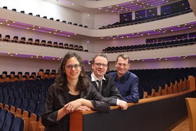 Eine Frau und zwei Männer im KKL Luzern Konzertsaal