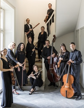 Elfköpfige Camerata Variabile mit Streichern und Bläsern in Treppenhaus