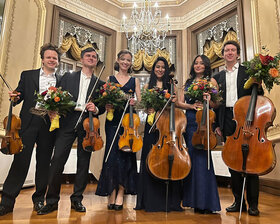 Streicher-Sextett mit Instrumenten und Blumensträussen
