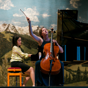 Junge Cellistin und Pianistin während Auftritt