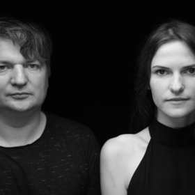 Ein Mann und eine Frau stehen nebeneinander