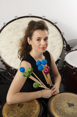Perkussionistin Marianna Bednarska mit Schlägern  und Instrumenten